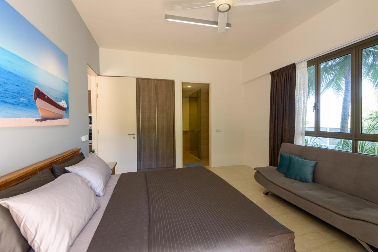 By The Sea Beach Front Apartment บาตูเฟอริงกี ภายนอก รูปภาพ