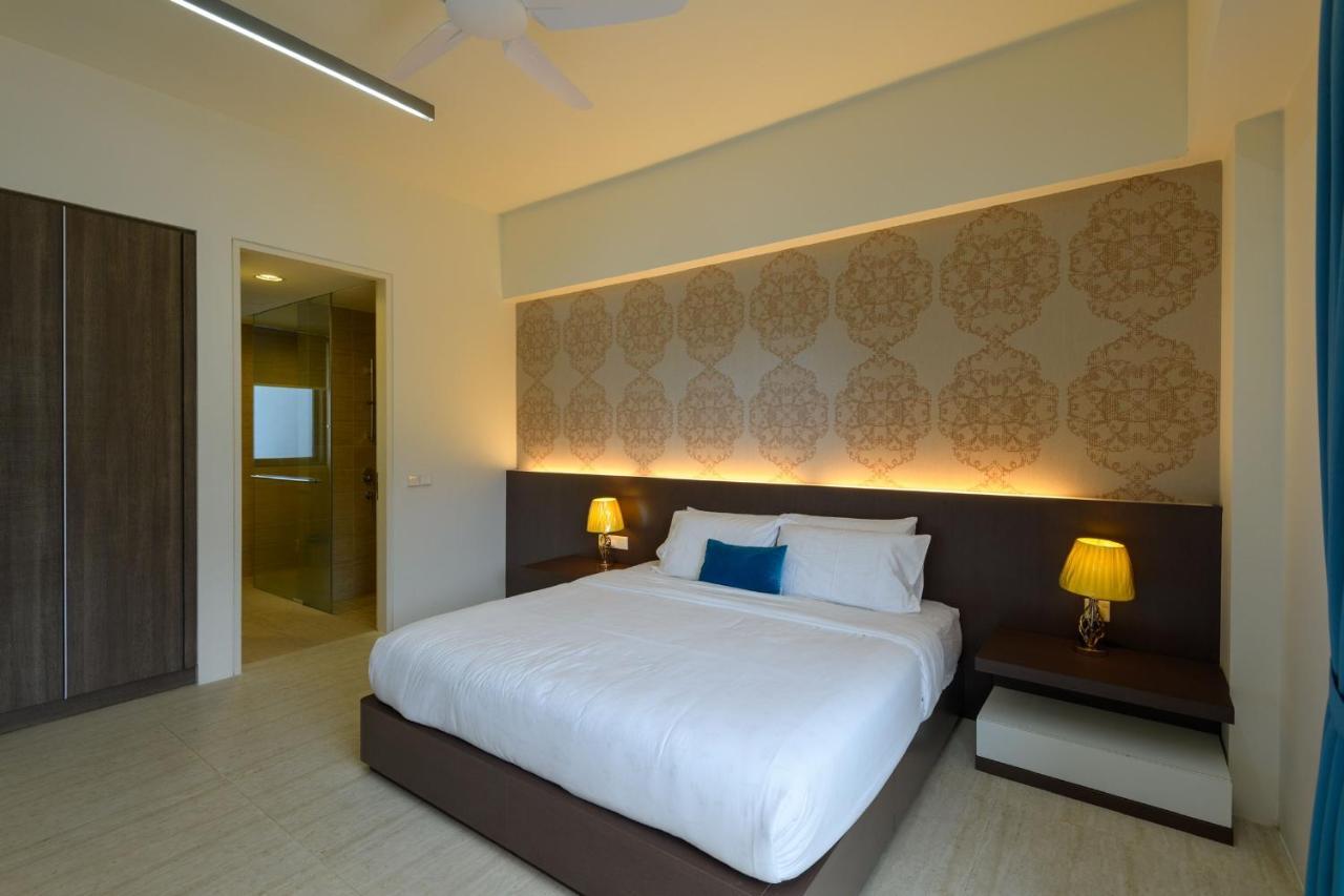By The Sea Beach Front Apartment บาตูเฟอริงกี ภายนอก รูปภาพ