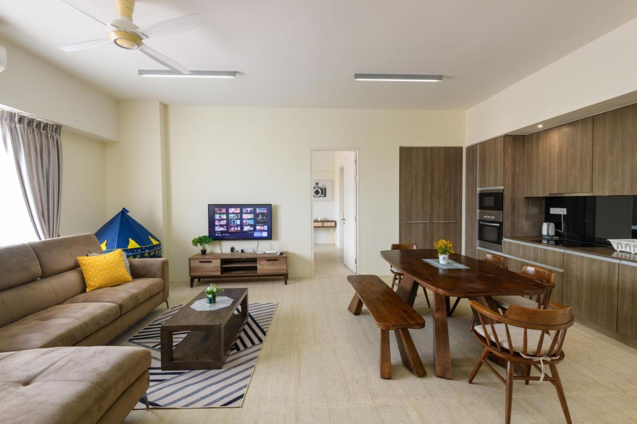By The Sea Beach Front Apartment บาตูเฟอริงกี ภายนอก รูปภาพ