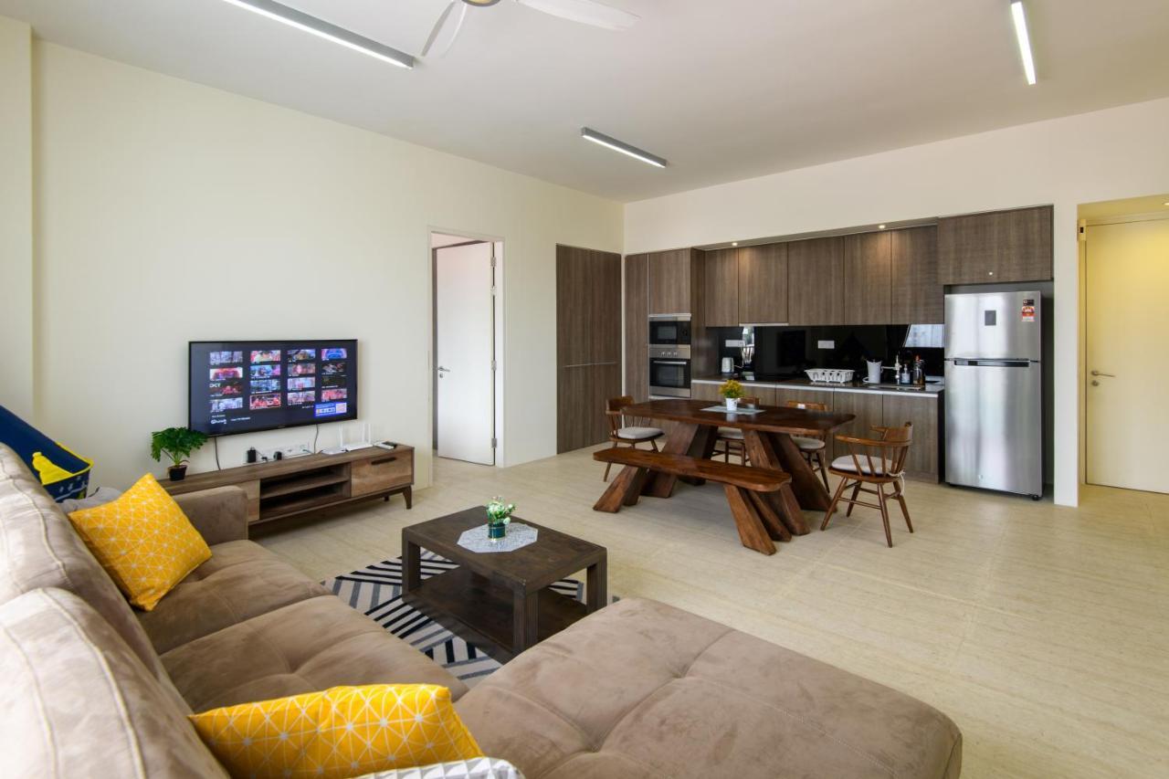 By The Sea Beach Front Apartment บาตูเฟอริงกี ภายนอก รูปภาพ