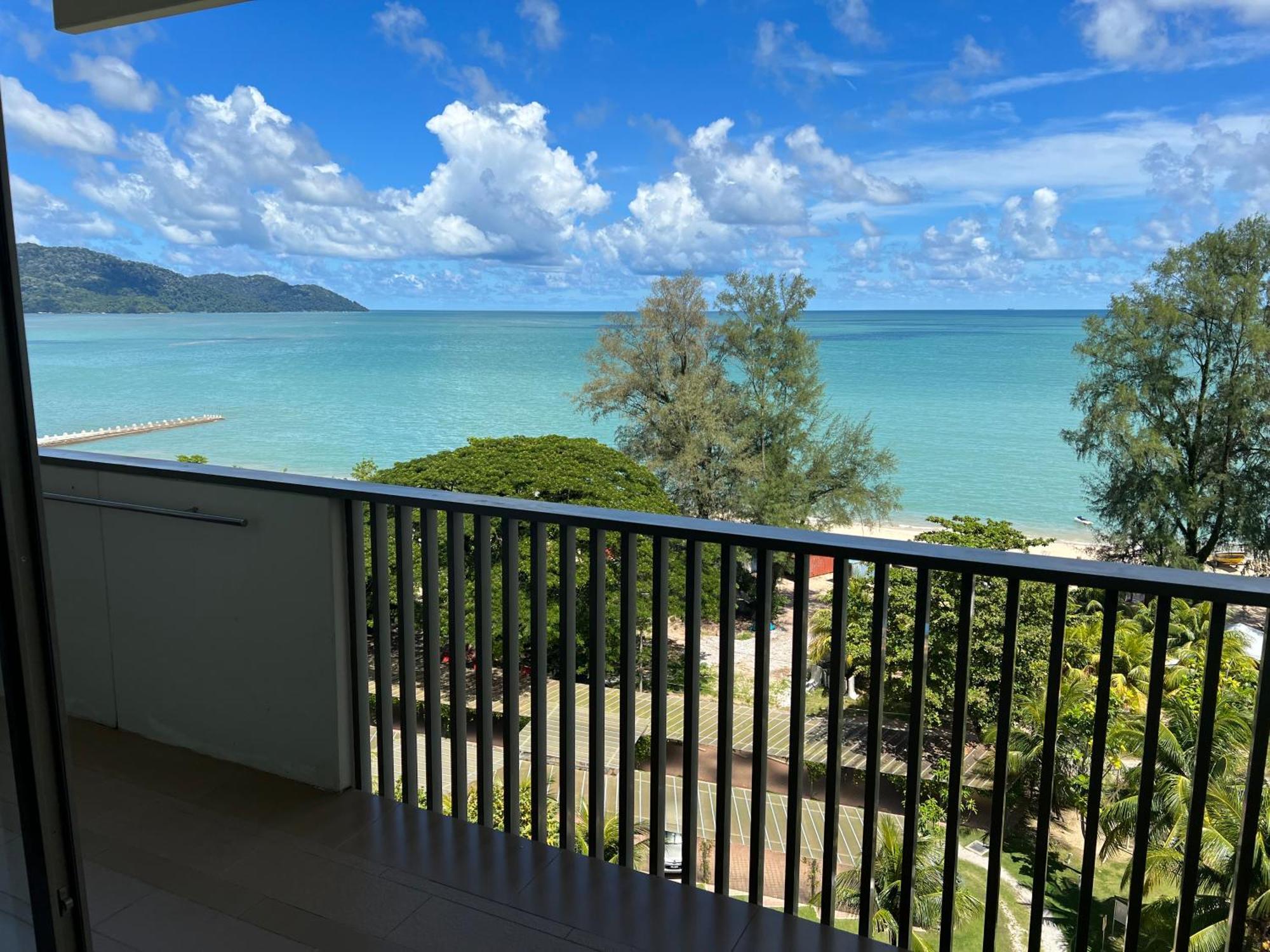 By The Sea Beach Front Apartment บาตูเฟอริงกี ภายนอก รูปภาพ