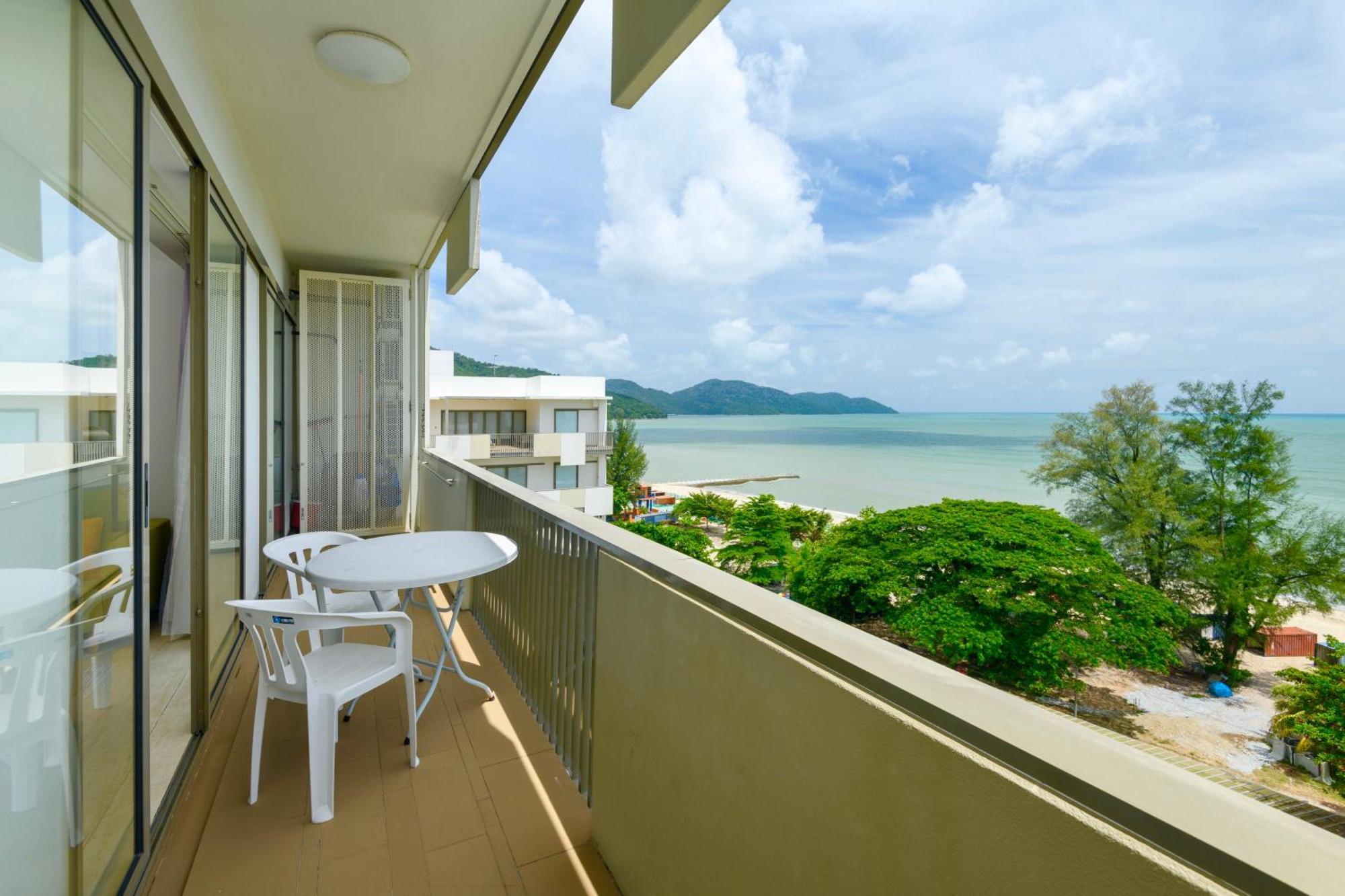 By The Sea Beach Front Apartment บาตูเฟอริงกี ภายนอก รูปภาพ