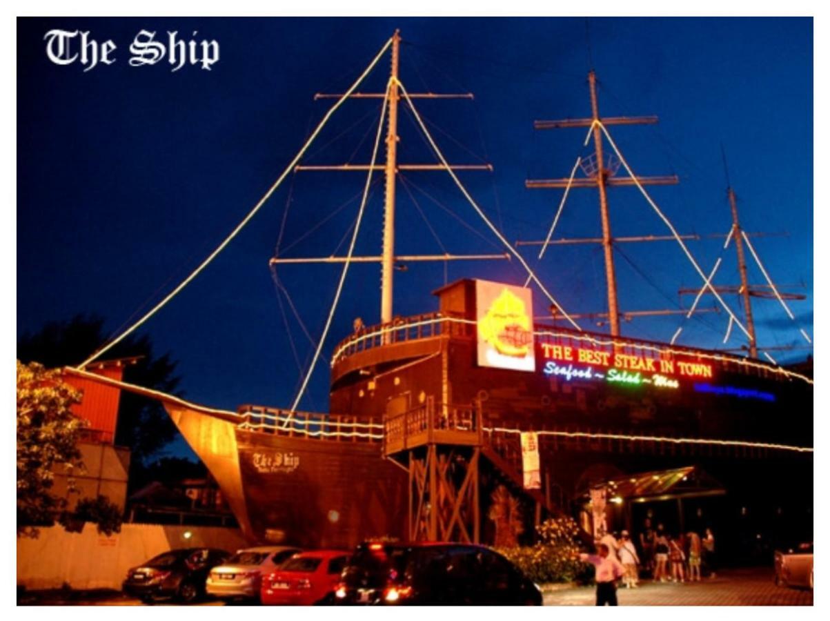 By The Sea Beach Front Apartment บาตูเฟอริงกี ภายนอก รูปภาพ