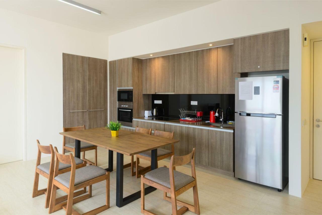 By The Sea Beach Front Apartment บาตูเฟอริงกี ภายนอก รูปภาพ