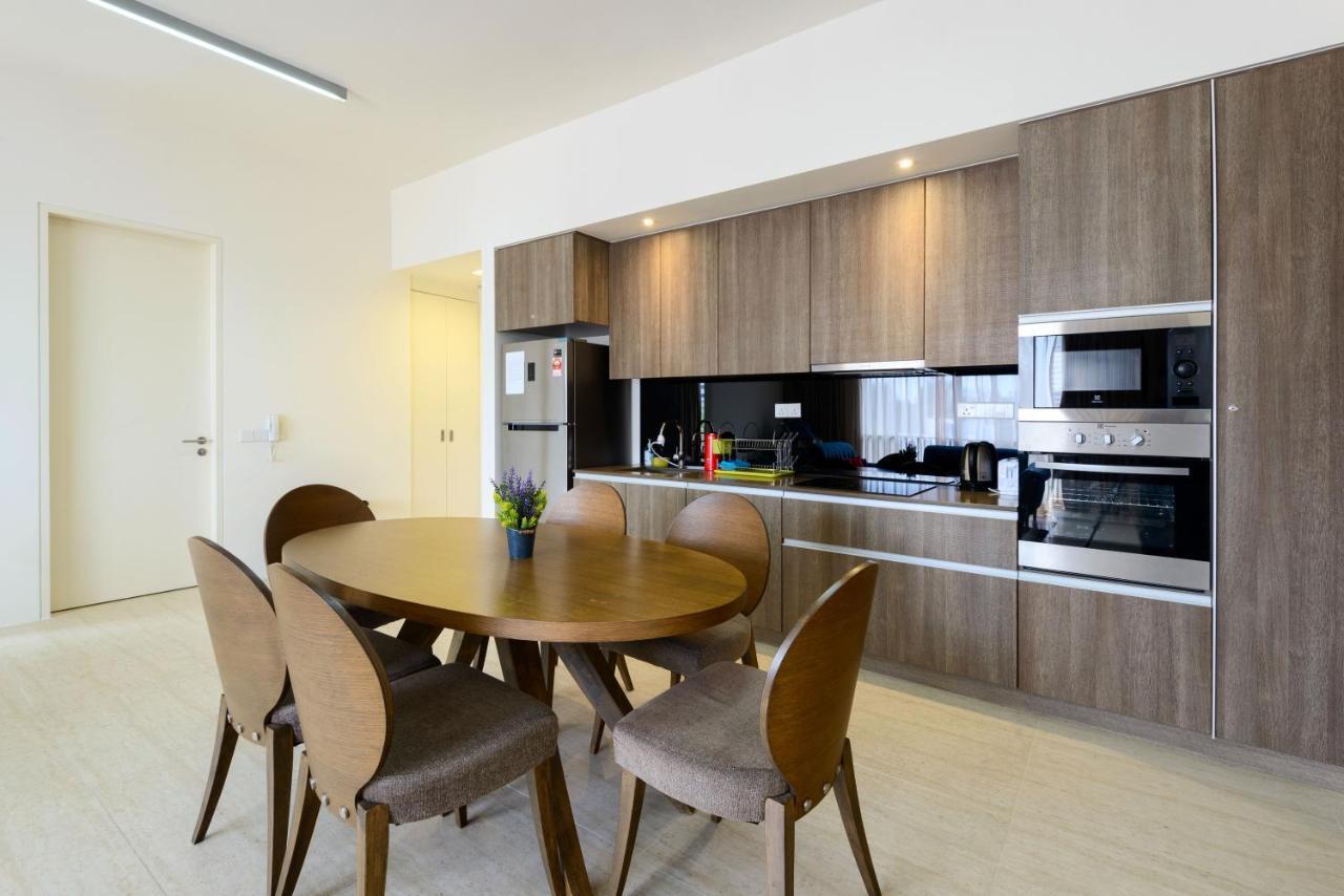By The Sea Beach Front Apartment บาตูเฟอริงกี ภายนอก รูปภาพ
